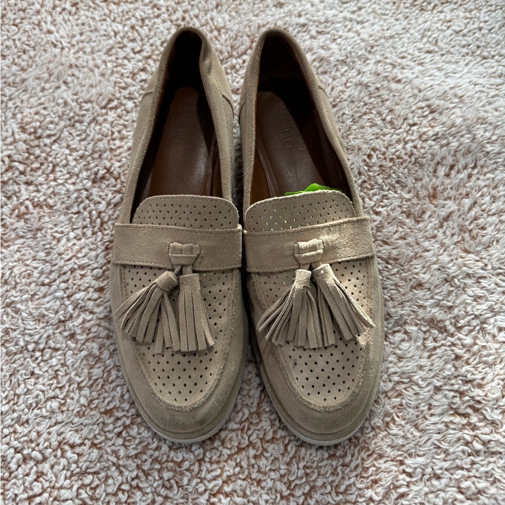 Chic Women's Tassel Loafers in Tan Suede